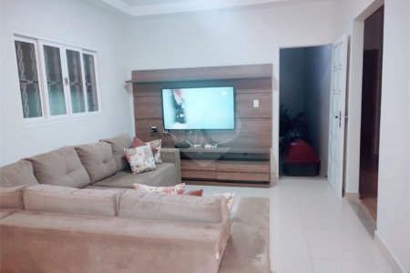 Casa térrea com 2 dormitórios.
