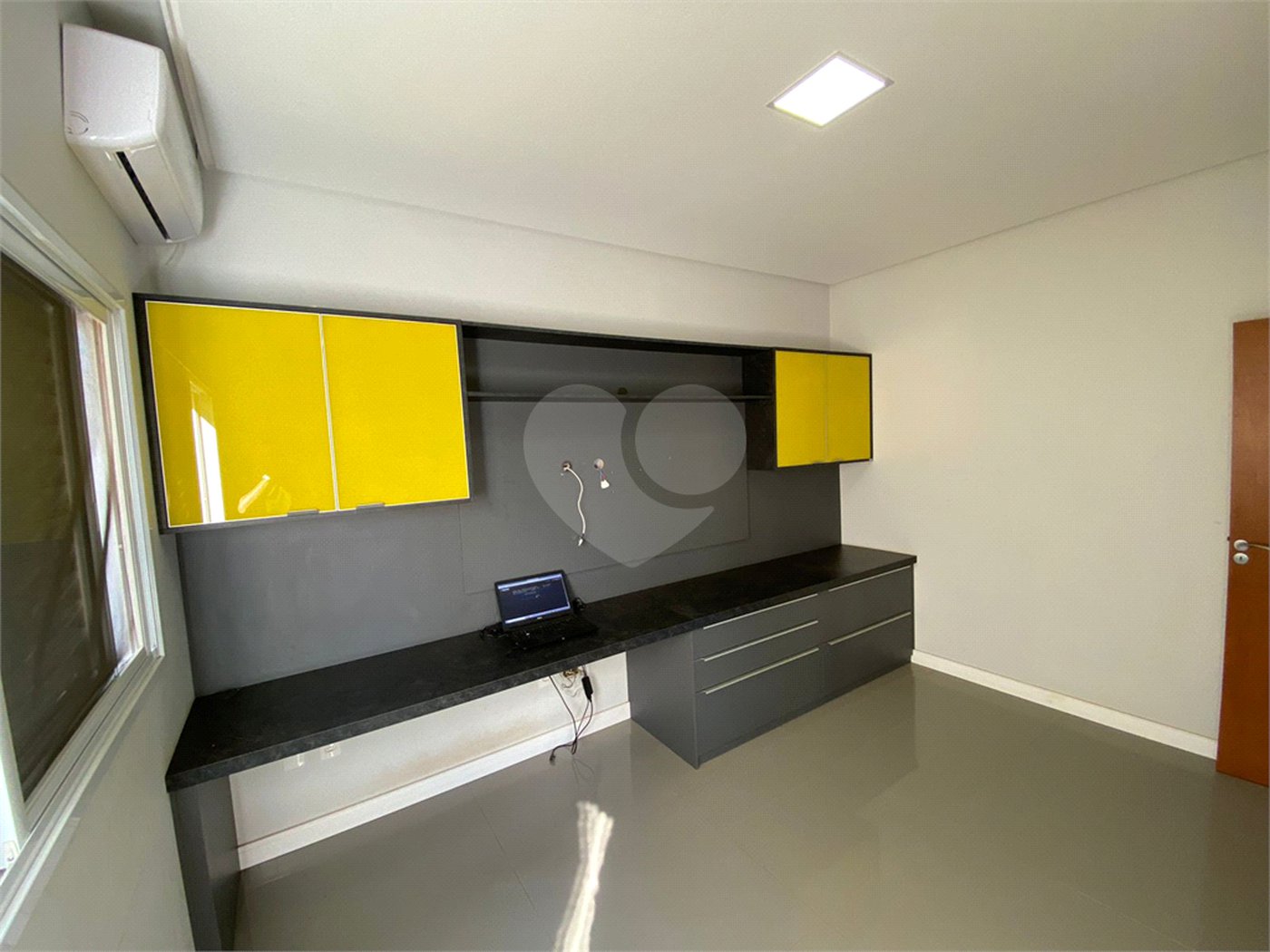 Casa com alto padrão de acabamento para venda no Condomínio Montreal.