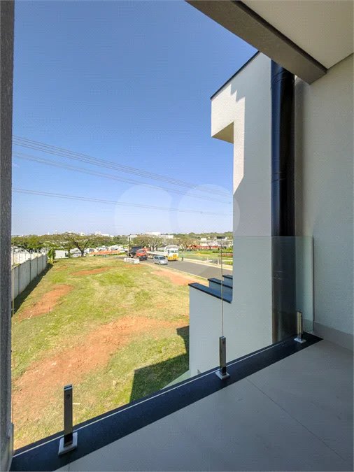 Indaiatuba - Condominio Villa Sapezal - 318 m² de Terreno - 230 m² de Área Construída - 3 suítes, sendo 1 Master com closet planejado - Sala de TV - Sala de estar integrada à Sala de jantar - Cozinha com móveis planejados - Despensa - Escritório planejado - Lavabo - Piscina com preparação para aquec