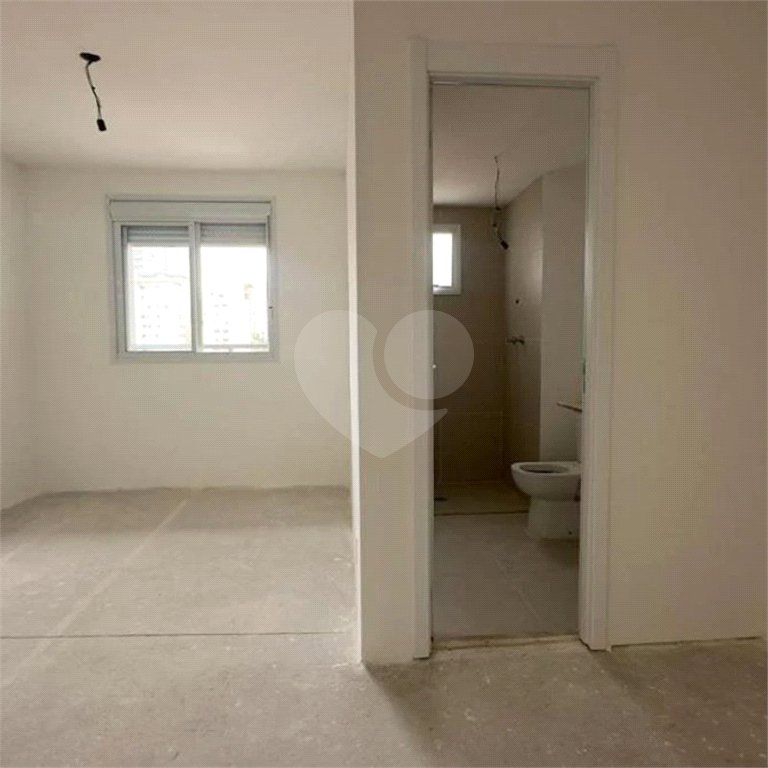 Apartamento de 69m2 na Saúde com 2 dorms, 1 suíte, 2 banheiros, 1 vaga. Estuda Permuta.