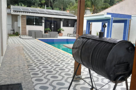 Chácara em Área Rural de Piracaia, com casa principal + 4 kitnets alugadas, excelente localização