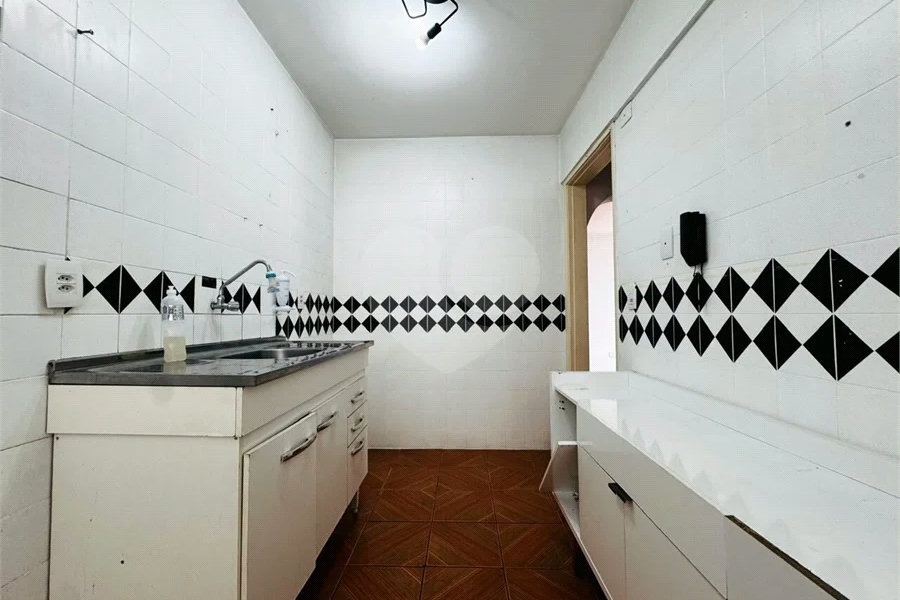 Vende-se Apartamento de 2 Quartos com Sacada na Vila Mascote