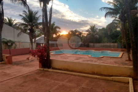 Casa Térrea com 3 dormitórios, sendo 1 suíte.