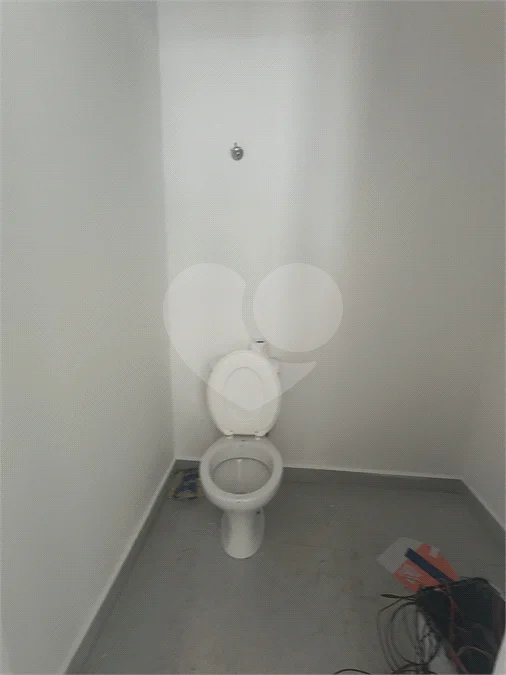 O imóvel possui 20 m² de área útil e 35 m² de área total, sendo uma ótima opção para instalação de escritório, consultório ou atividade comercial.
