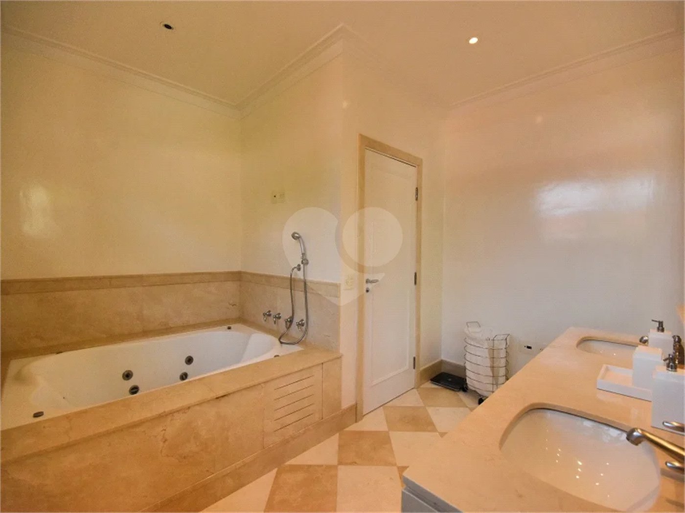 Casa impecável em terreno de 546m2