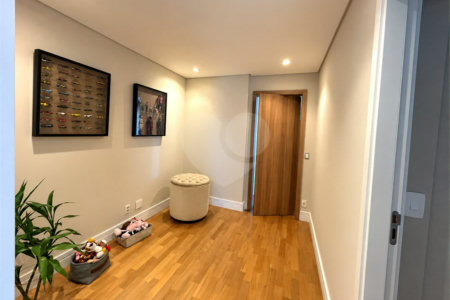 Apartamento de 127 m² em andar alto, com vista livre, 3 suítes planejadas, sacada gourmet envidraçada, 2 vagas e lazer completo, próximo ao Shopping Golden Square e à Avenida Kennedy.
