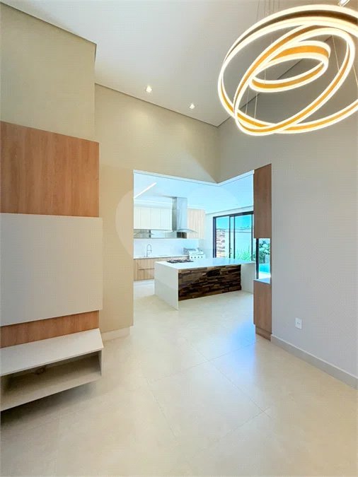 Casa térrea com 3 suítes no Condomínio Residencial Viena em Indaiatuba-SP - Acabamento de alto padrão - R$ 1.690.000,00 - AT 250 m² - AC 158 m² - 3 suítes,, sendo 1 suíte master com closet - Sala para dois ambientes (estar e jantar) - Cozinha planejada com ilha cooktop, forno elétrico e micro-ondas,
