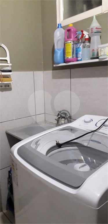 Casa térrea com 3 dormitórios, sendo 1 suíte.