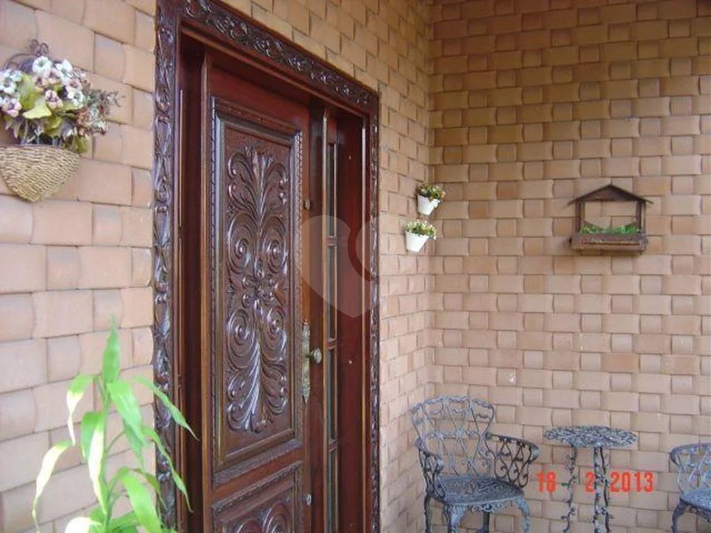 Casa com 3 dormitórios sendo 1 suíte, escritórios, 2 salas, cozinha, 3 vagas de garagem.
