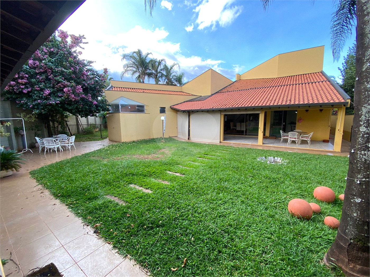 Casa térrea no Condomínio Parque Faber I
