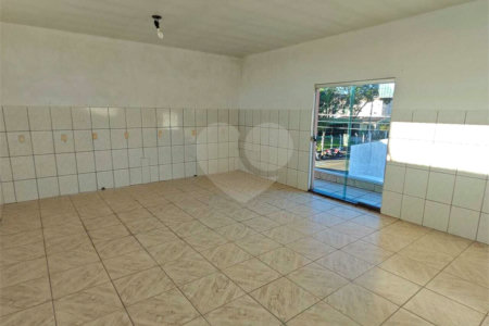 ?Oportunidade Única em São Carlos: Salão Comercial + Casa Independente nos Fundos – Ideal para Investidores!