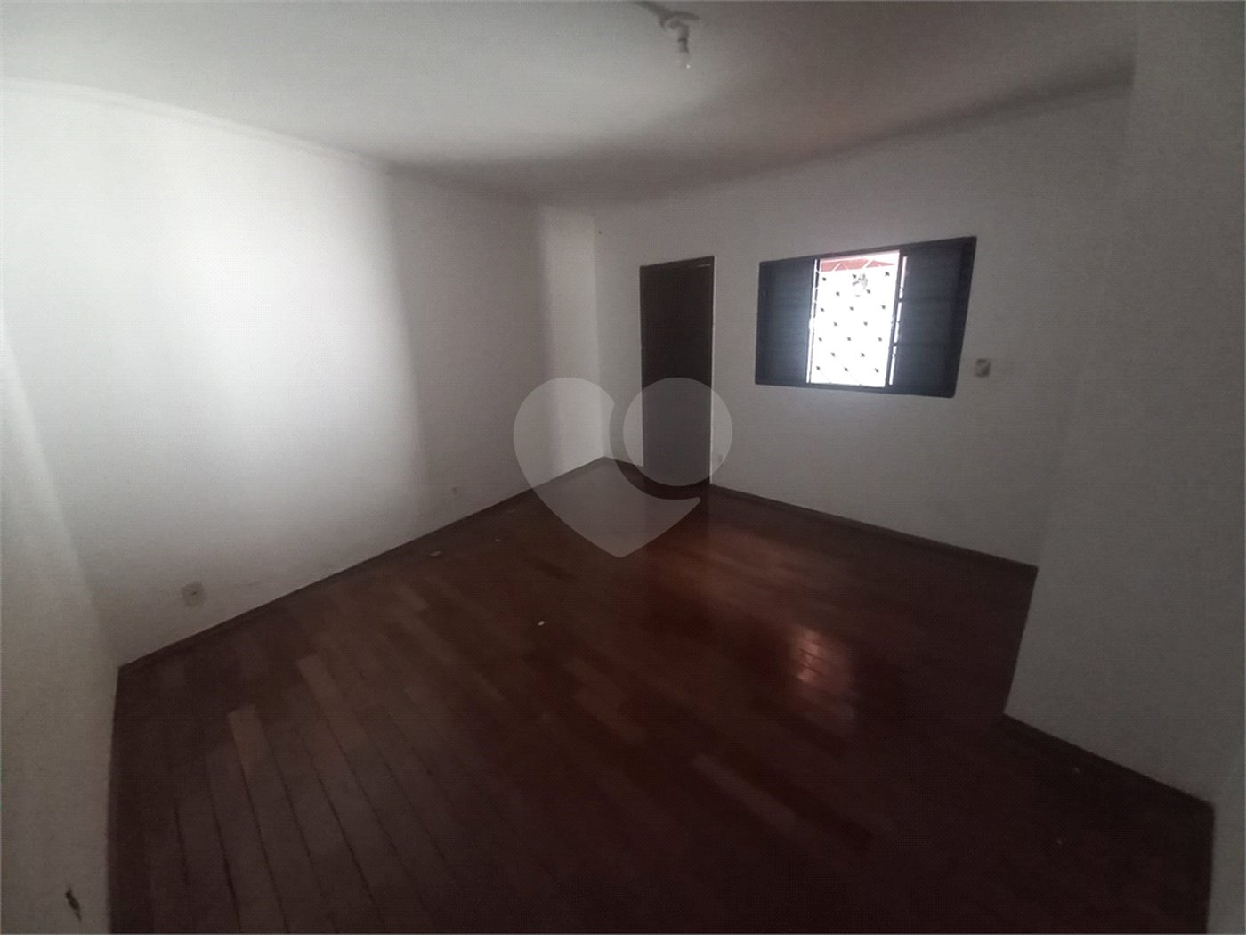 Casa térrea para venda ou locação no Parque Estancia Suíça.