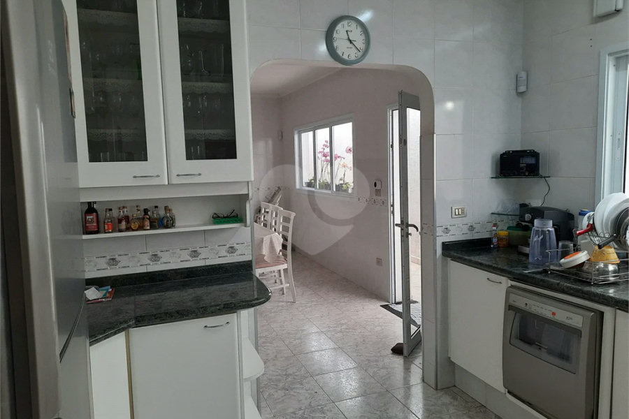 casa térrea na Vila Romana, 07 vagas de garagem, 4 quartos,, sendo 1 suíte amplo quintal.