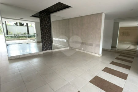 Apartamento de 155 m² com 4 dormitórios, varanda e 2 vagas de garagem. Condomínio com piscinas adulto, infantil e aquecida, lazer e portaria 24 horas.