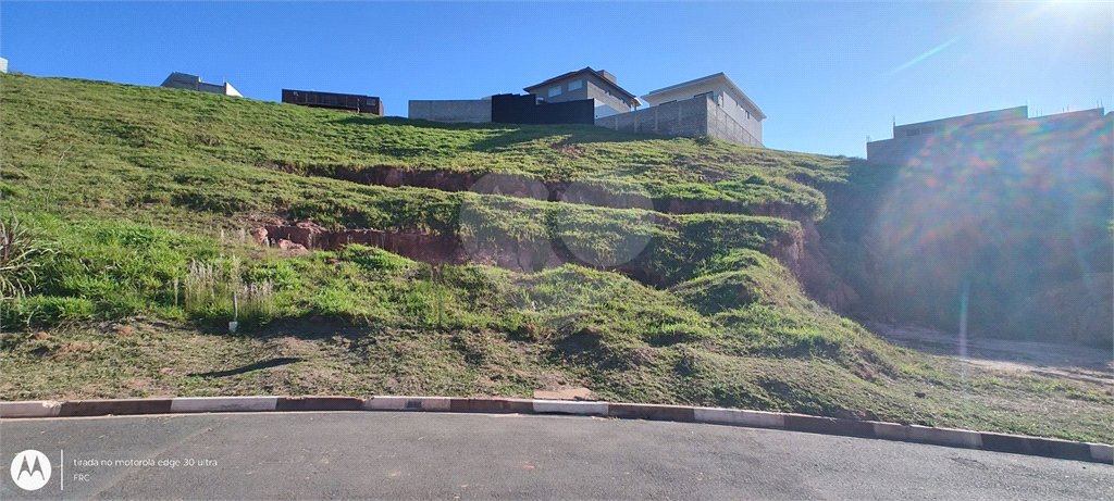 Terreno em condomínio fechado com 1.086 metros, pronto para construir, ampla área de lazer, aceita financiamento