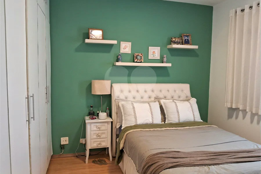 Prédio com portaria 24 horas, e lazer. Apartamento com 3 dormitórios, uma suíte, 2 vagas de garagem