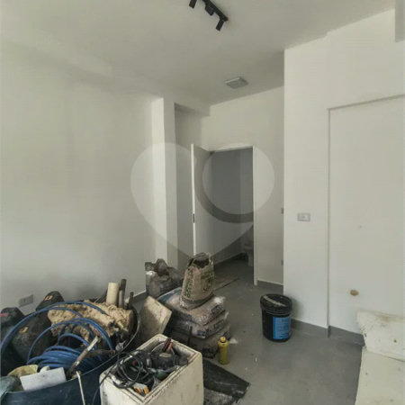 O imóvel possui 20 m² de área útil e 35 m² de área total, sendo uma ótima opção para instalação de escritório, consultório ou atividade comercial.