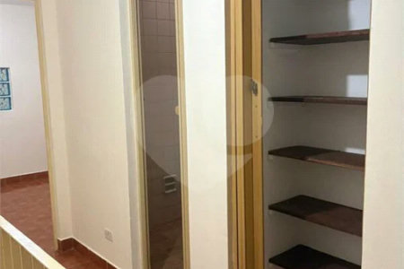 São Paulo - Capital - Bairro Santa Cruz - R4 495.000,00 - Aceita permuta por imóvel na cidade de Indaiatuba- Sp - Sobrado em rua residencial sem saída e com praça particular. O imóvel possui 2 quartos — 1 suíte com dois ambientes e acesso a hall externo. Sala ampla, cozinha com dois ambientes