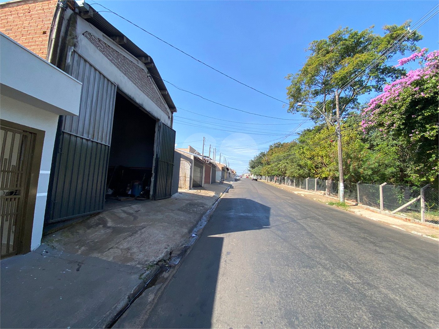 Casa térrea com salão comercial para venda no Santa Felícia.