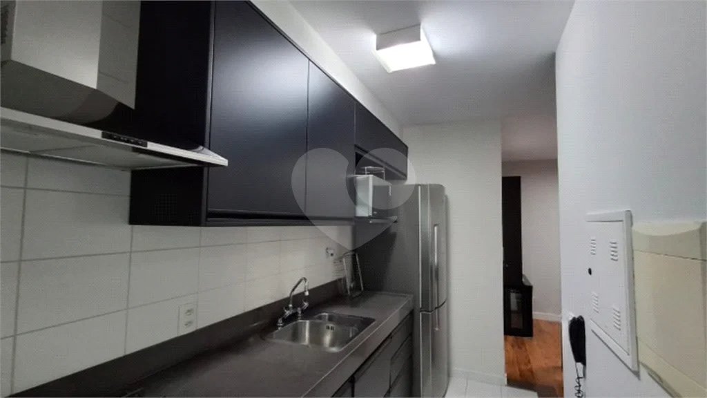 Apartamento com dois dormitórios sendo um climatizado, com duas vagas de garagem.