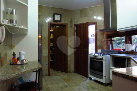 Casa de Vila à venda com 5 quartos, sendo 3 suítes, em Morumbi, São Paulo, SP