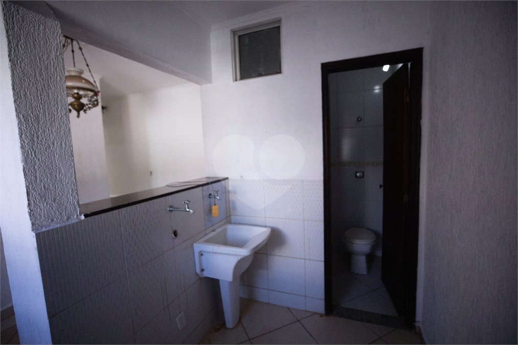 Casa com 4 Dormitórios e área de lazer com piscina