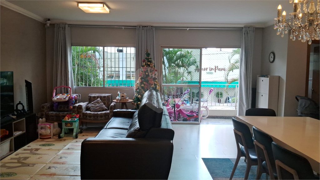 Apartamento a venda na Aclimação com 4 dormitórios e 2 vagas.