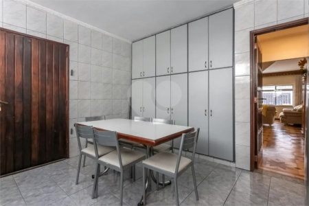 Sobrado no Jabaquara com 280m², 3 dormitórios, quintal amplo, varanda e 3 vagas de garagem.