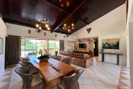 Chácara com excelente infraestrutura, contendo casa com 8 dormitórios, 900 m² de área construída, área total de 3000m², piscina adulto e infantil, churrasqueira, quadra gramada de futebol - Rio Acima - Atibaia/SP 900 m² Área construída 3.000 m² Área do terreno