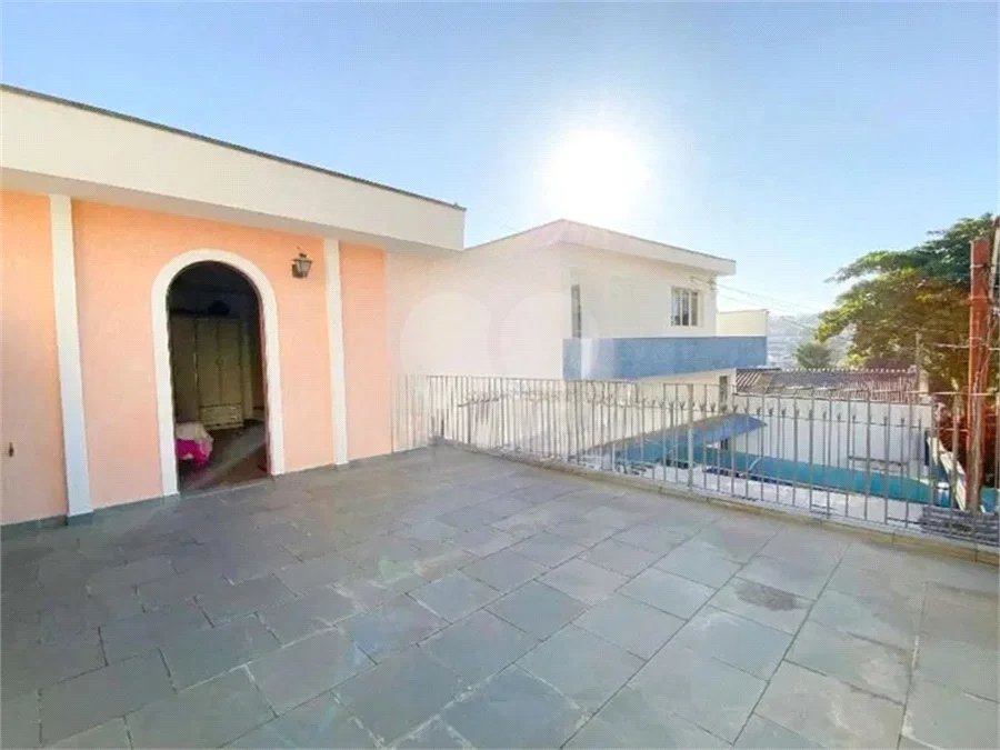Oportunidade à venda na Vila Ipojuca: Sobrado Espaçoso com 200m²de área construída e 250m2 de terreno - 4 Dormitórios e 5 Vagas de garagem.