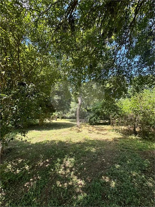 Excelente oportunidade no condomínio Vale das Laranjeiras, em Indaiatuba/SP. - R$ 1.850.000,00 - Terreno de 3.000 m²), com frente de 50 metros, proporcionando diversas possibilidades de projeto. O lote possui ótima localização dentro do condomínio, rodeado de natureza e com fácil acesso