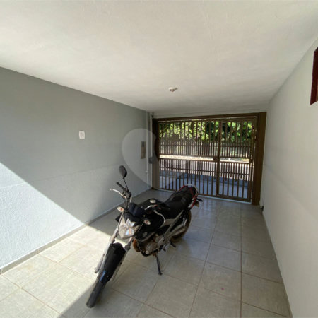 Casa térrea com salão comercial para venda no Santa Felícia.