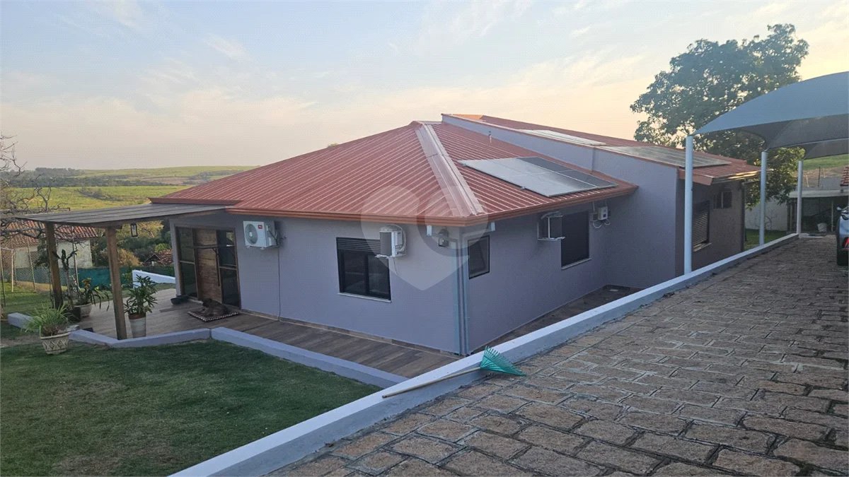 Indaiatuba- condominio Vale das Laranjeiras - Itaici - Terreno 3040,00 ms- construida 220ms - 3 dormitórios, sendo 2 suítes e uma suíte master com closet, além de uma sala ampla com 3 ambientes, Cozinha planejada,, campo de futebol/vôlei, Area de lazer com piscina, espaço gourmet com churrasque