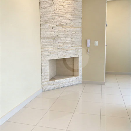 Cobertura de 255 m² com 3 dormitórios, 1 suíte, cozinha planejada, 2 vagas e área gourmet com churrasqueira.