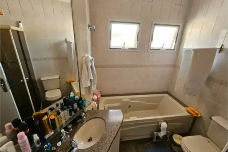 Linda casa em condomínio fechado – conforto, espaço e sofisticação!