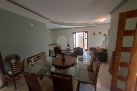 Casa térrea com piscina no Residencial Samambaia.