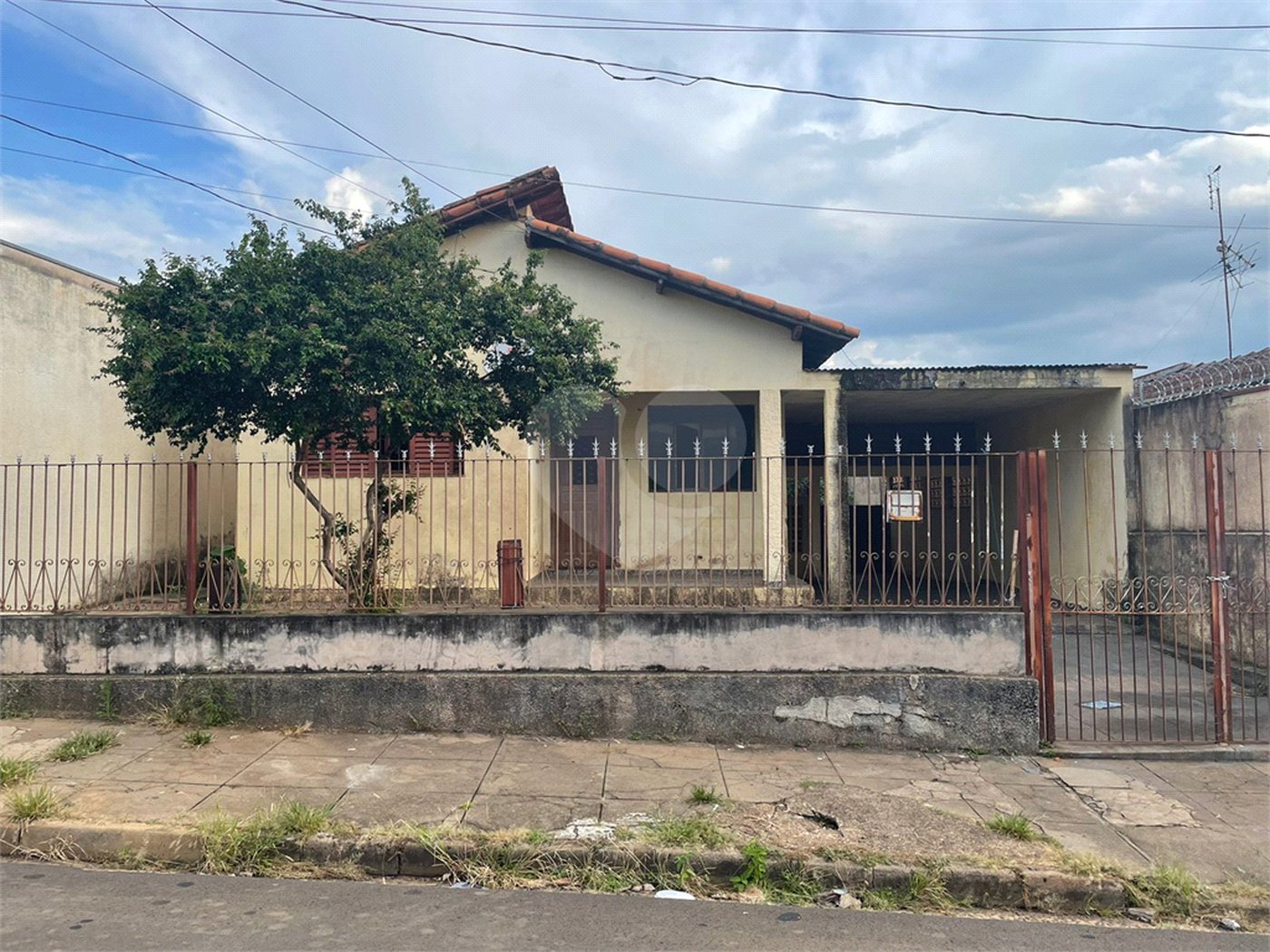 Terreno com benfeitoria na Vila Costa do Sol