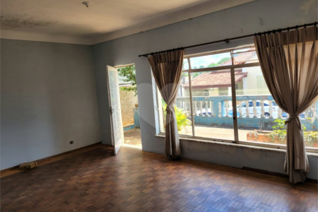 Casa Térrea com 3 dormitórios.