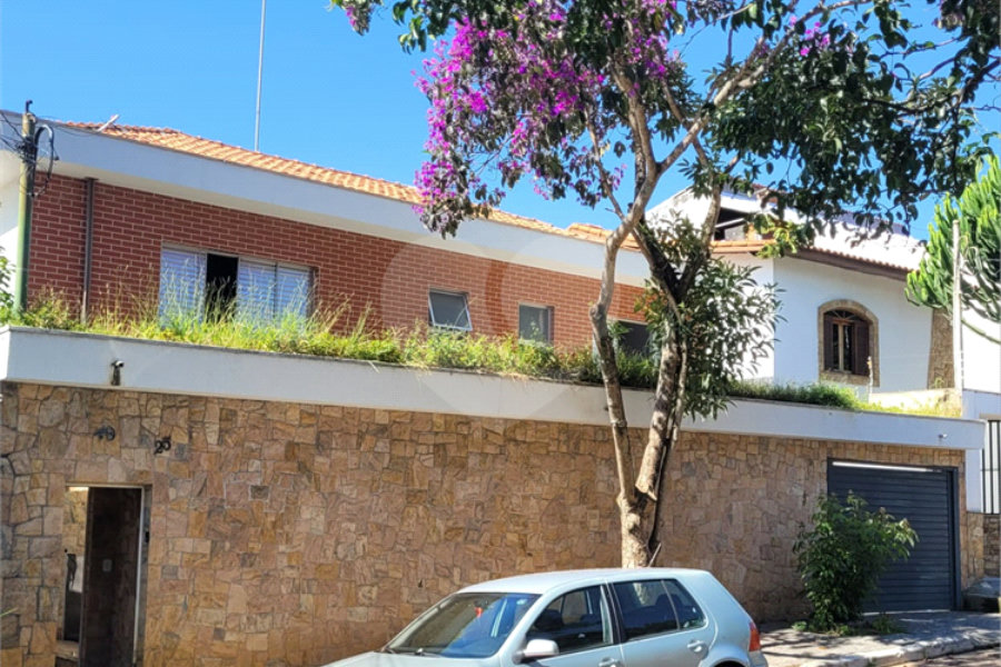 Sobrado com 14 metros de frente , na Região do Jardim Guapira , próximo ao Clube Guapira com 5 dormitórios, sendo 3 suíte com armários embutidos ,banheiro social, Sala para 2 ambientes, escritório com banheiro .cozinha ampla com armários, área de serviço ,dispensa, quintal com banheiro externo c