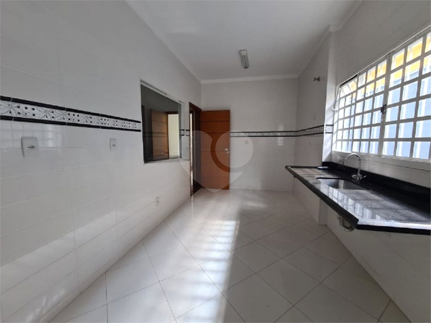 Casa à venda com 3 dormitórios, sendo 1 suite e ampla área de lazer no Jardim Brasil