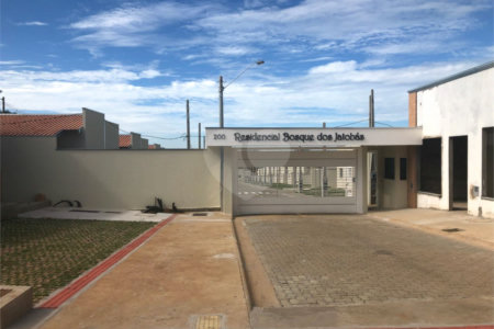 Casa térrea no Condomínio Bosques dos Jatobás