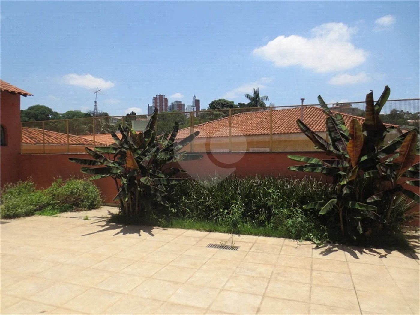 Casa no Pacaembu com ótima distribuição e amplo quintal em terreno em declive