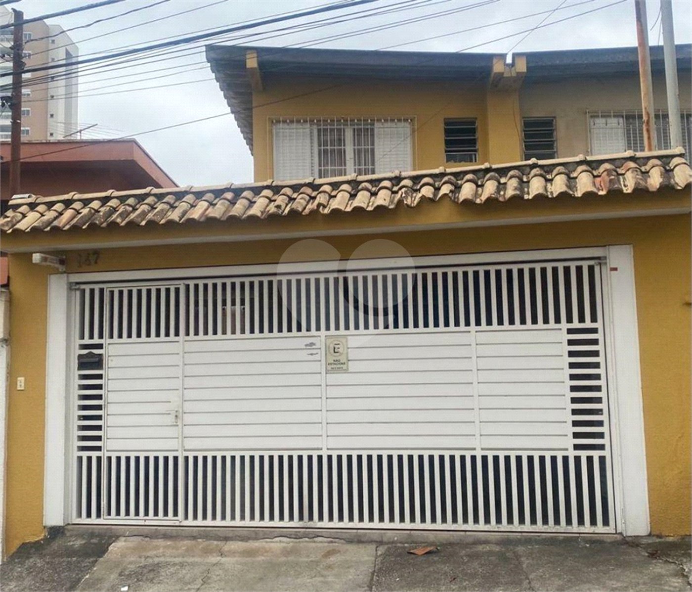 Sobrado à venda com 150 metros de área util e possui 3 dormitórios, sendo 1 suíte.