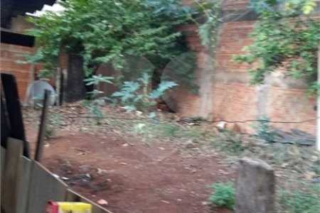 Casa Térrea com 3 dormitórios, sendo 1 suíte.