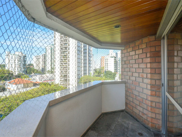 Apartamento à venda com 4 quartos, sendo 1 suíte,  em Moema, São Paulo, SP
