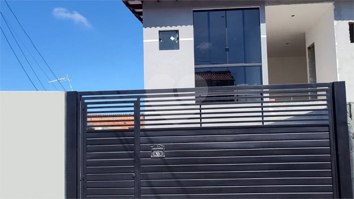 Sobrado Novíssimo à Venda – 3 Dormitórios, Suíte, Quintal e 6 Vagas – 132m² de Terreno