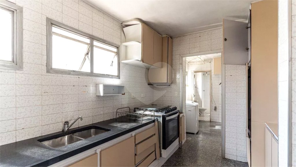 Este elegante apartamento em Higienópolis oferece 224m² de área muito bem distribuída, perfeito para quem valoriza conforto