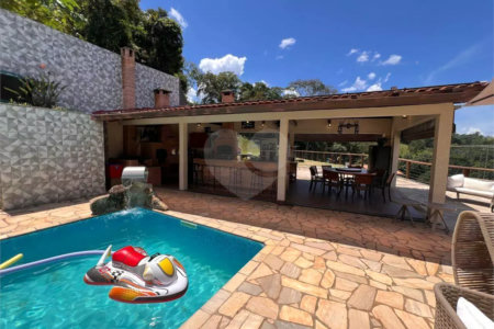 Chácara com excelente infraestrutura, contendo casa com 8 dormitórios, 900 m² de área construída, área total de 3000m², piscina adulto e infantil, churrasqueira, quadra gramada de futebol - Rio Acima - Atibaia/SP 900 m² Área construída 3.000 m² Área do terreno