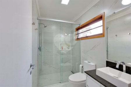 Casa à venda no Brooklin Velho, reformada e com piscina.