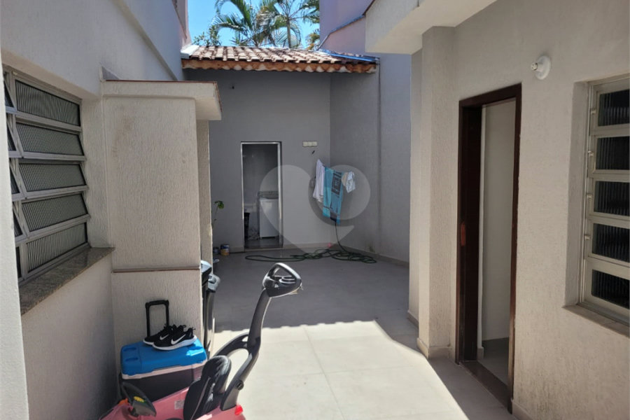 Sobrado com 14 metros de frente , na Região do Jardim Guapira , próximo ao Clube Guapira com 5 dormitórios, sendo 3 suíte com armários embutidos ,banheiro social, Sala para 2 ambientes, escritório com banheiro .cozinha ampla com armários, área de serviço ,dispensa, quintal com banheiro externo c
